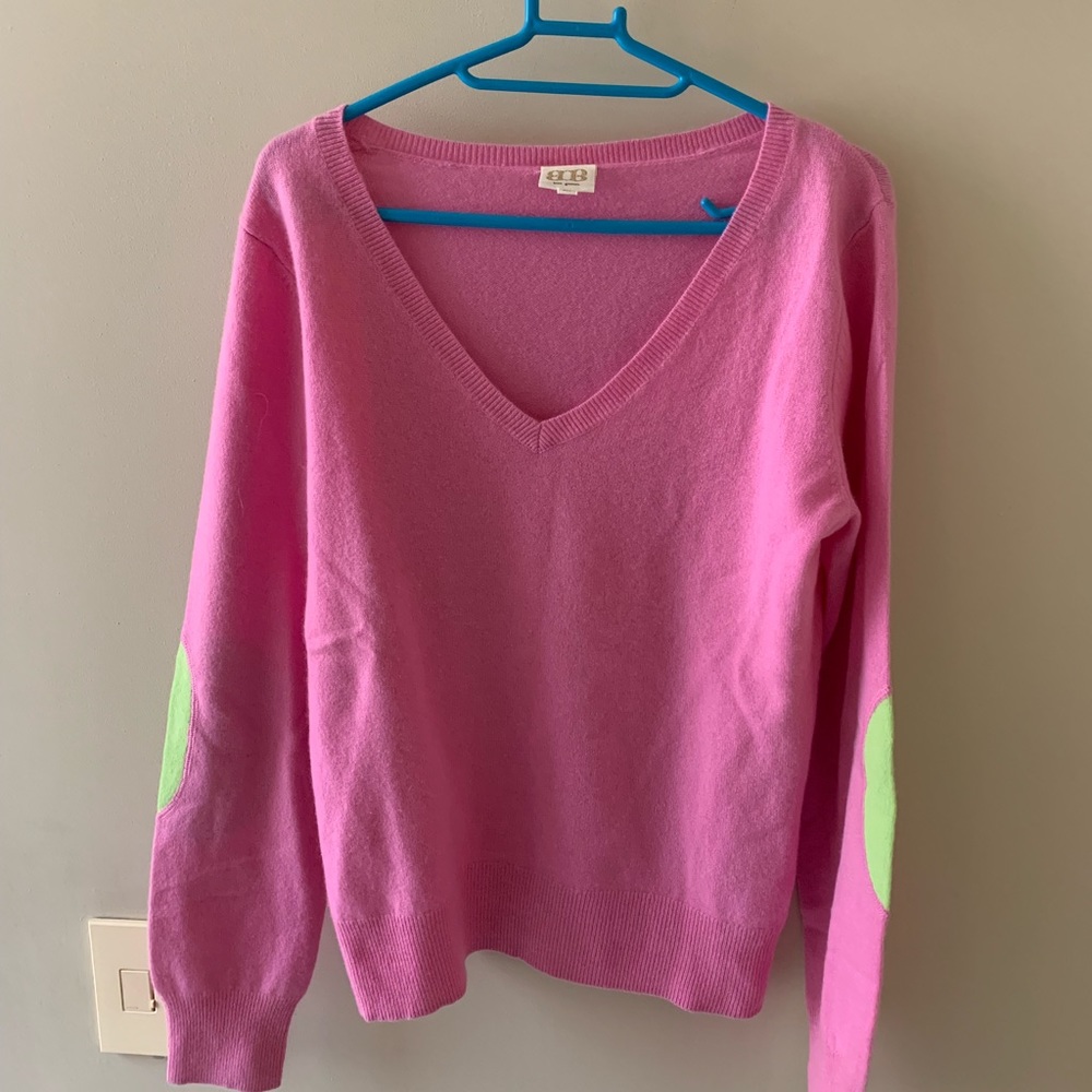 100% Cashmere v-neck pink elbow patch sweater